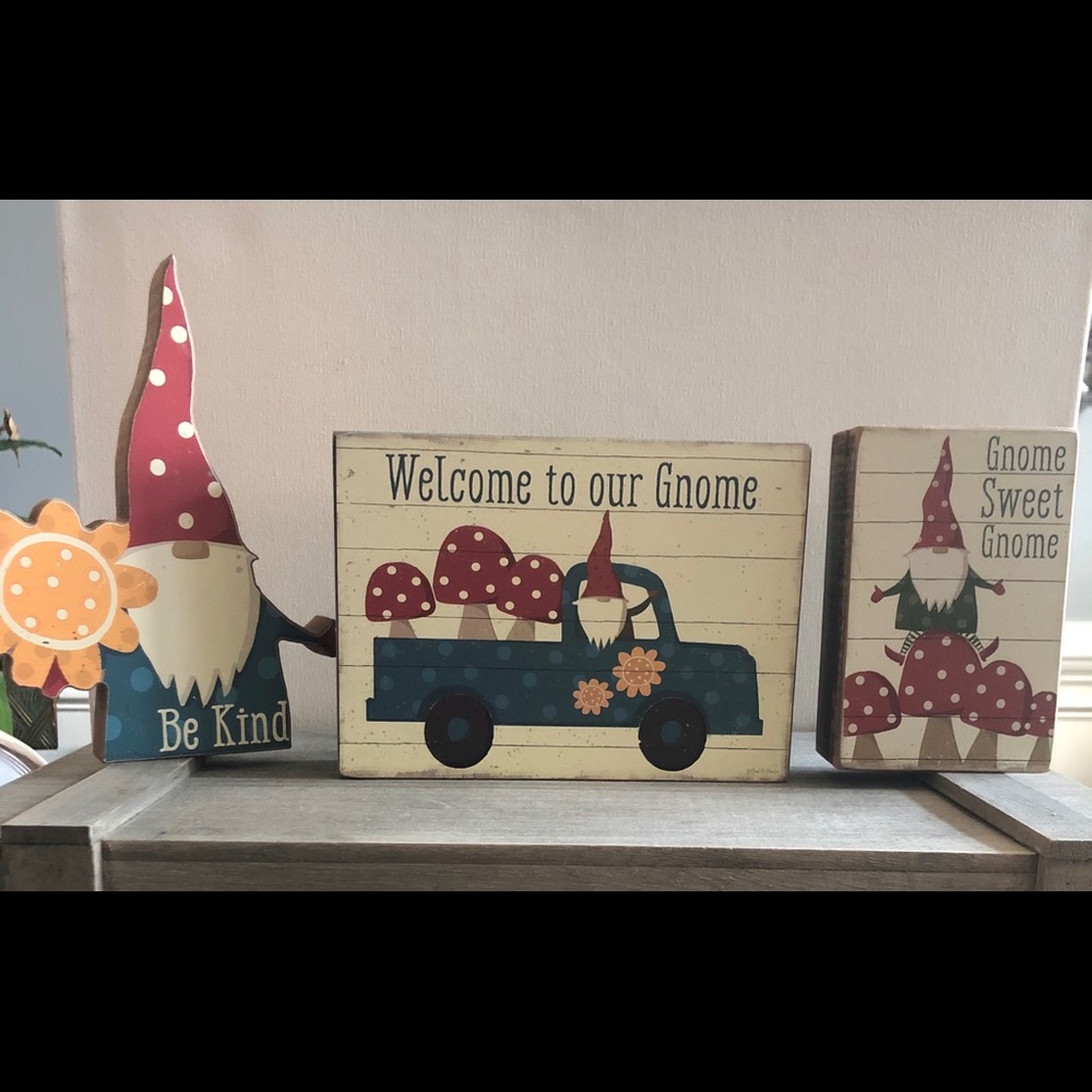 (3) WOODEN SPRING/GARDEN GNOMES SIGN